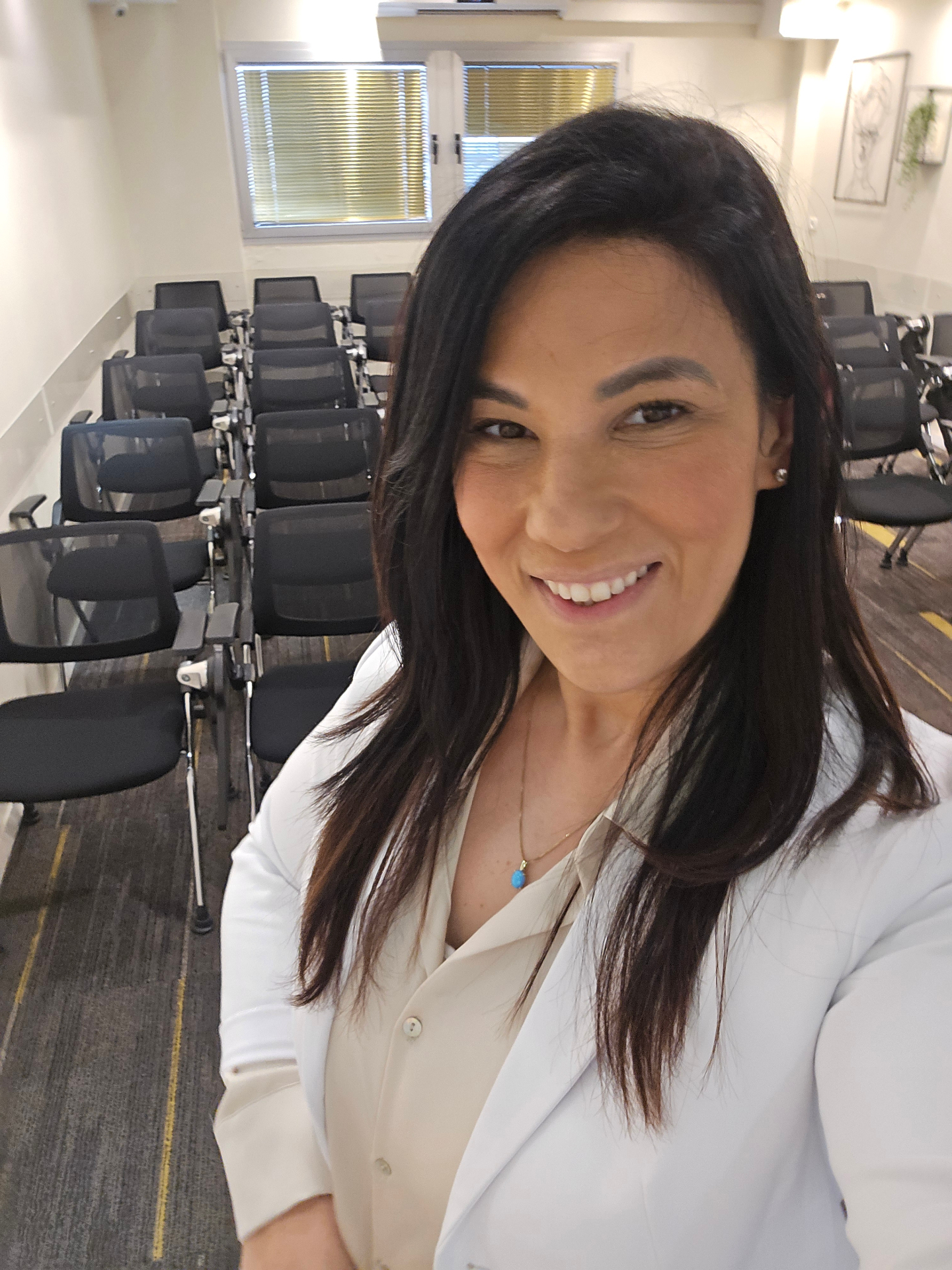 אורית אברהם, מובילה לשינוי תודעתי ומנחת תהליכים רגשיים